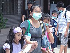 Bộ Y tế khuyến cáo người dân nên chủ động tự bảo vệ mình trước nguy cơ bị nhiễm cúm A/H1N1. 
